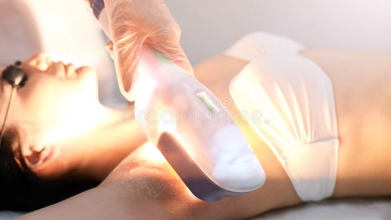 Medizinisches Schönheitslaser-cosmeology Verfahren Junge Frau am Salon Berufsdoktor Frau skincare Technologie Haarabbau lizenzfreie stockfotos Medizinisches Schönheitslaser-cosmeology Verfahren Junge Frau am Salon Berufsdoktor Frau skincare Technologie Haarabbau lizenzfreie stockfotos