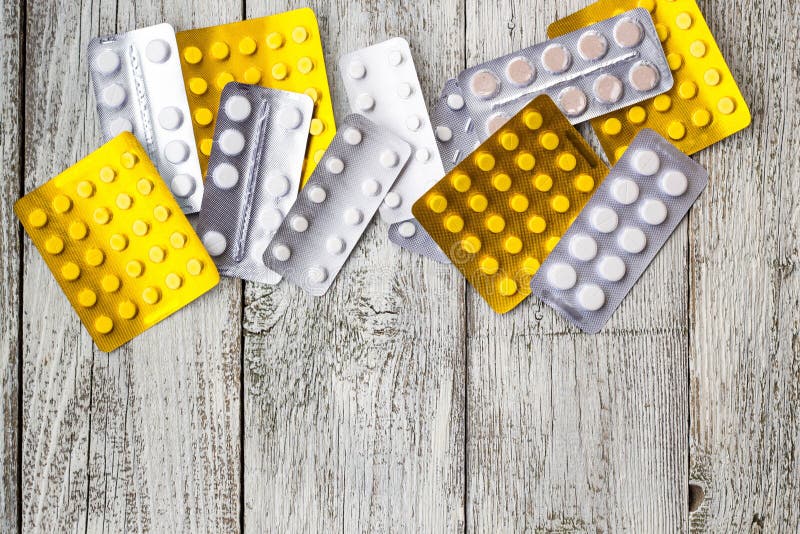 Medizinpillen in den Sätzen Pillen in der Blisterpackung, in den Kapseln und in der Pille verpackten in den Blasen auf weißem höl stockfotos Medizinpillen in den Sätzen Pillen in der Blisterpackung, in den Kapseln und in der Pille verpackten in den Blasen auf weißem höl stockfotos