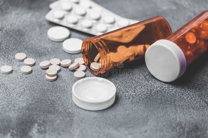 Medizinpillen und -tabletten mit orange Tablettenfläschchen für Gesundheitswesen Medizinische Hilfe