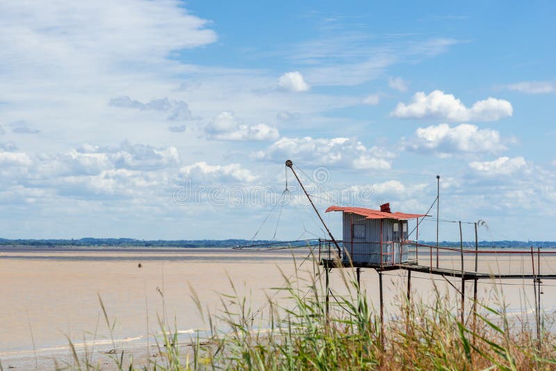 Medoc, лиман Жиронды, Франция Хаты рыбной ловли на ходулях вызвали carrelet стоковое изображение