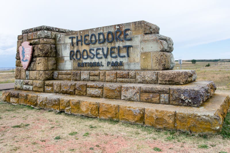 MEDORA, ND: Знак для национального парка Теодора Рузвельта вдоль I-90 в midwest летом стоковые изображения rf MEDORA, ND: Знак для национального парка Теодора Рузвельта вдоль I-90 в midwest летом стоковые изображения rf