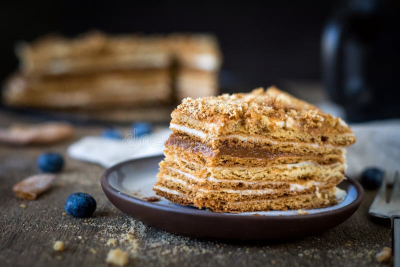 Medovik, Russischer Honigkuchen Mit Karamell Stockfoto - Bild von ...