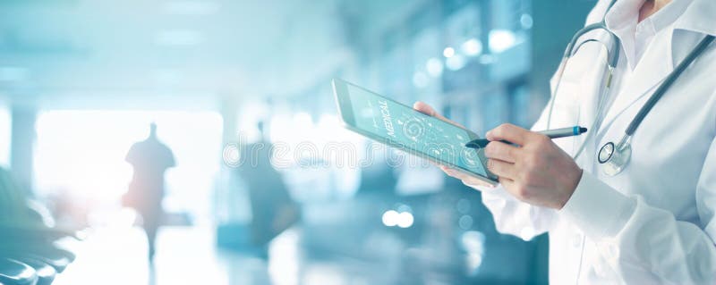 Medycyny lekarka dotyka medyczną ikony sieć co z stetoskopem fotografia stock