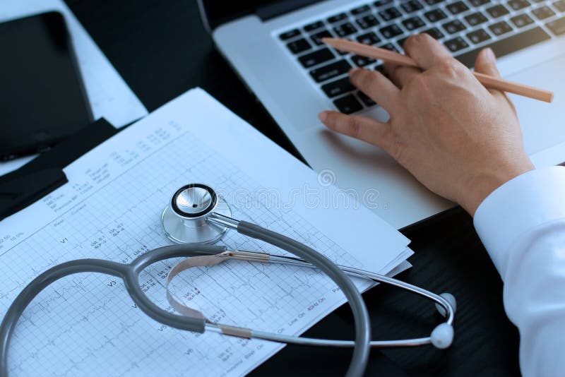 Medycyny lekarka Stetoskop z bicie serca raportem na laptopie, analizuje checkup zdjęcia royalty free