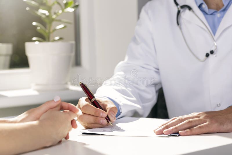 Medyczna konsultacja - lekarki i pacjenta obsiadanie stołem