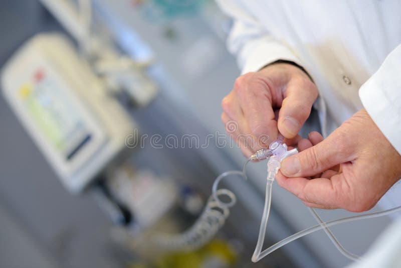 Medyczny pracownik przystosowywa dosage kapinos zdjęcia stock Medyczny pracownik przystosowywa dosage kapinos zdjęcia stock