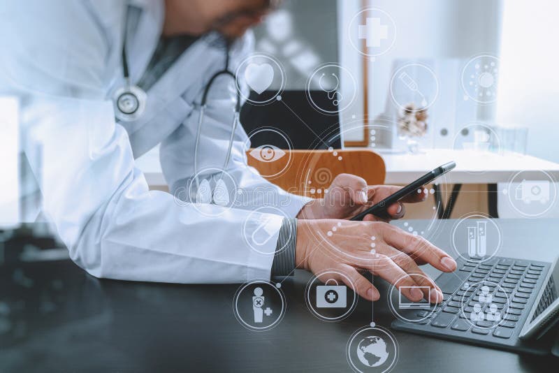 Medyczny technologii pojęcie Doktorski działanie z mądrze telefonem i zdjęcia royalty free