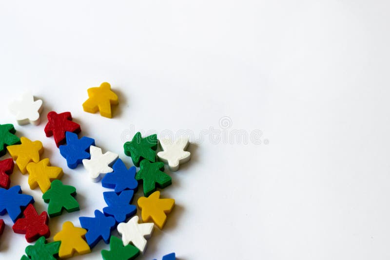 Meeples colorés comme composants de jeu de société sur le fond blanc avec le copyspace Concept de jeu de partie jouant, loisirs, images libres de droits Meeples colorés comme composants de jeu de société sur le fond blanc avec le copyspace Concept de jeu de partie jouant, loisirs, images libres de droits
