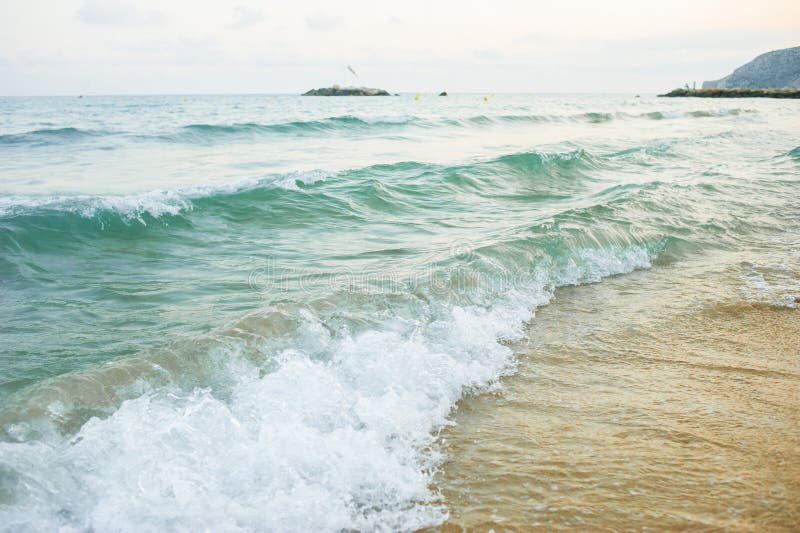 Meer bewegt auf den Strand wellenartig lizenzfreies stockfoto Meer bewegt auf den Strand wellenartig lizenzfreies stockfoto