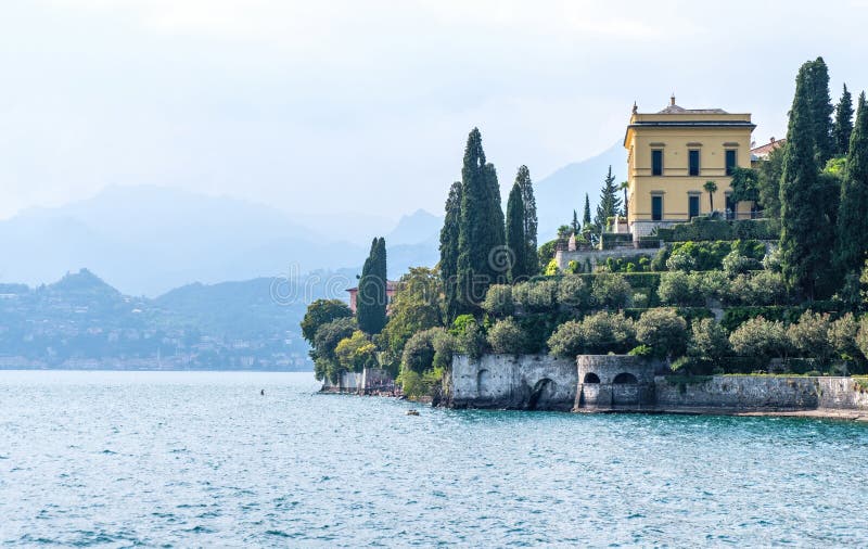 Meer Como, bergen en villa op kust royalty-vrije stock fotografie Meer Como, bergen en villa op kust royalty-vrije stock fotografie