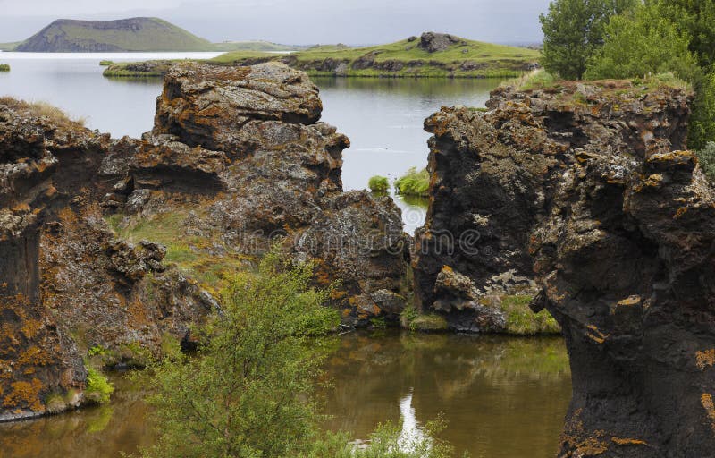Meer en lavavormingen in Myvatn IJsland royalty-vrije stock afbeelding Meer en lavavormingen in Myvatn IJsland royalty-vrije stock afbeelding