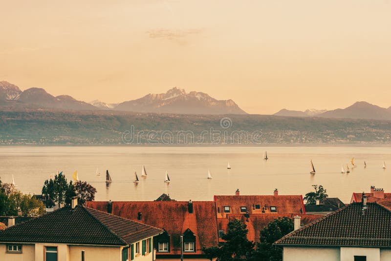 Meer Genève met vele varende boten bij zonsondergang stock fotografie Meer Genève met vele varende boten bij zonsondergang stock fotografie
