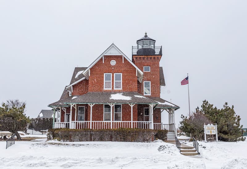 Meer geumgürteter Leuchtturm im Schnee stockfotos Meer geumgürteter Leuchtturm im Schnee stockfotos