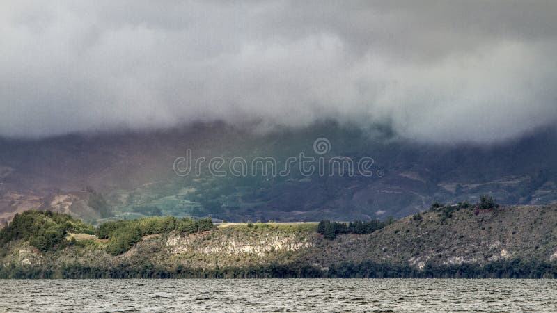 Meer met een regenboog rond van moountains stock foto Meer met een regenboog rond van moountains stock foto