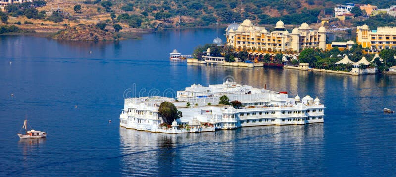 Meer Pichola en Taj Lake Palace in Udaipur. India. stock foto's Meer Pichola en Taj Lake Palace in Udaipur. India. stock foto's