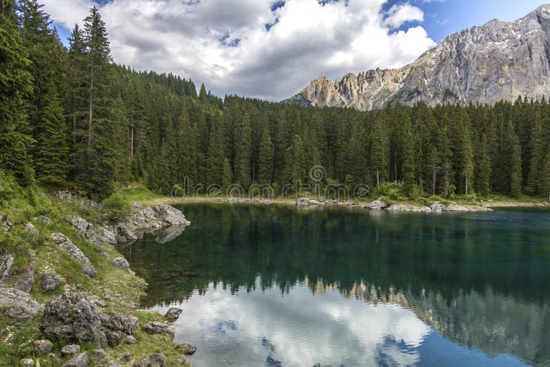 Meer van carezza Meer Carezza met Onderstel Latemar, de provincie van Bolzano, Zuid-Tirol, Italië Lago Di Carezza meer of Karerse stock foto's Meer van carezza Meer Carezza met Onderstel Latemar, de provincie van Bolzano, Zuid-Tirol, Italië Lago Di Carezza meer of Karerse stock foto's