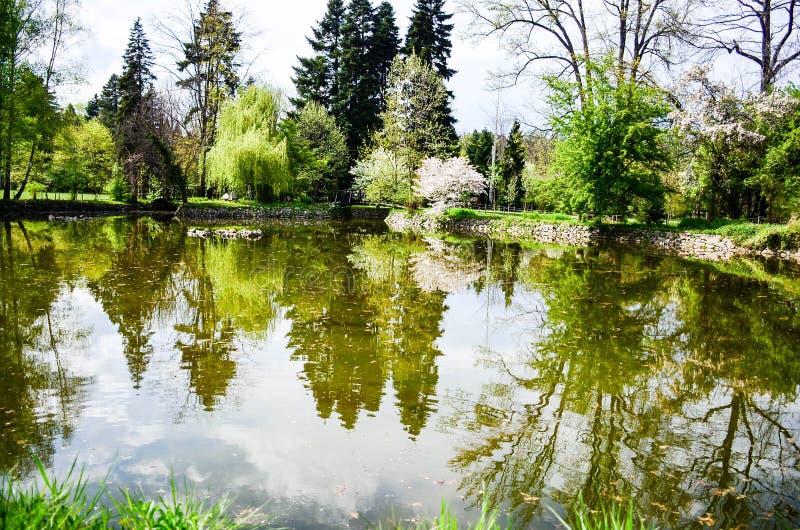Meer in Vrana-Paleis in de lentetijd royalty-vrije stock afbeelding Meer in Vrana-Paleis in de lentetijd royalty-vrije stock afbeelding