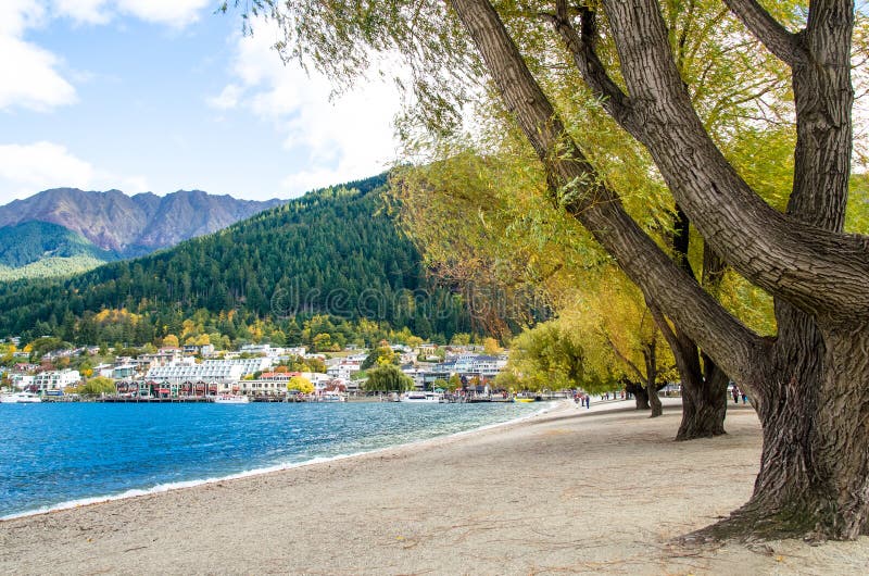 Meer Wakatipu dat in Queenstown, Nieuw Zeeland wordt gevestigd royalty-vrije stock afbeelding Meer Wakatipu dat in Queenstown, Nieuw Zeeland wordt gevestigd royalty-vrije stock afbeelding