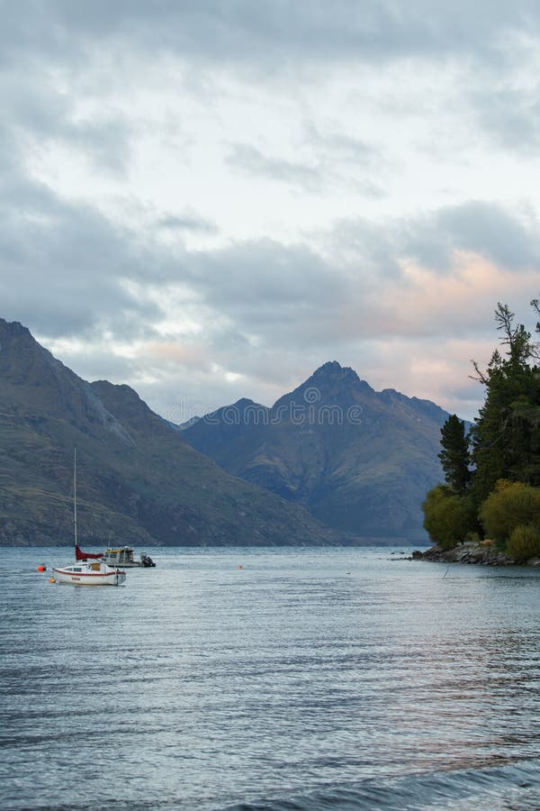 Meer Wakatipu in Queenstown bij zonsopgang stock foto's Meer Wakatipu in Queenstown bij zonsopgang stock foto's