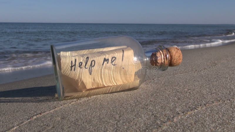 Meerblick mit Flasche mit Mitteilung â€œhelp meâ€  im Sand