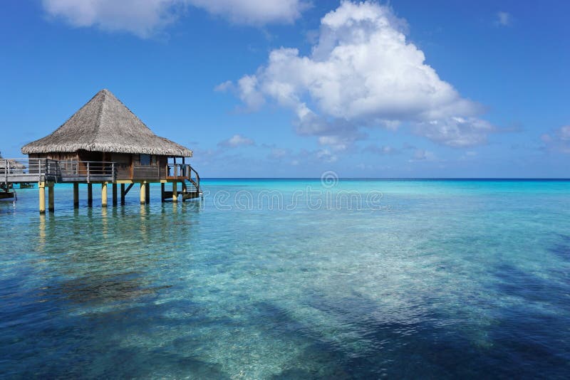 Meerblick mit overwater Bungalow in der Lagune stockfotos