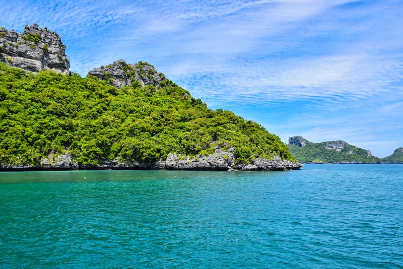 Meerblick von Thailand-Meer und -insel in einem klaren blauen Himmel lizenzfreie stockbilder Meerblick von Thailand-Meer und -insel in einem klaren blauen Himmel lizenzfreie stockbilder