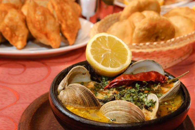 Meeresfrüchtesuppe Mit Muscheln Und Traditionellen Aji. Stockbild ...