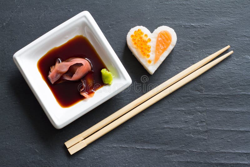 Meeresfrüchte-Herzkonzept der Sushi abstraktes auf schwarzem Marmormenühintergrund lizenzfreie stockfotos