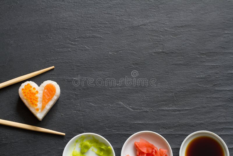 Meeresfrüchte-Herzkonzept der Sushi abstraktes auf schwarzem Marmormenühintergrund stockbilder