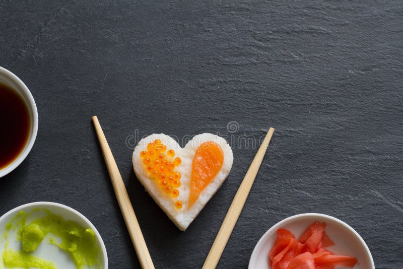 Meeresfrüchte-Herzkonzept der Sushi abstraktes auf schwarzem Marmormenühintergrund lizenzfreie stockbilder