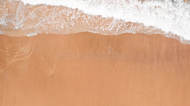 Meereswellen über Sandstrand-Antennenhintergrund