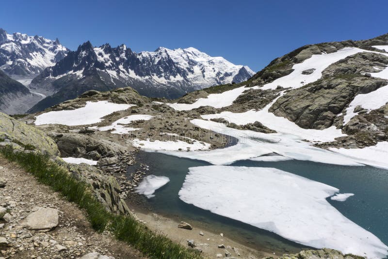 Meerlak Blanc op de achtergrond van Mont Blanc-massief Franse Alpen royalty-vrije stock foto's Meerlak Blanc op de achtergrond van Mont Blanc-massief Franse Alpen royalty-vrije stock foto's