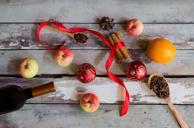Meervoudige ingrediënten van het wijnrecept, rode kerstballen en pijnkegels op verouderd houten tafel Bovenaanzicht royalty-vrije stock afbeelding Meervoudige ingrediënten van het wijnrecept, rode kerstballen en pijnkegels op verouderd houten tafel Bovenaanzicht royalty-vrije stock afbeelding