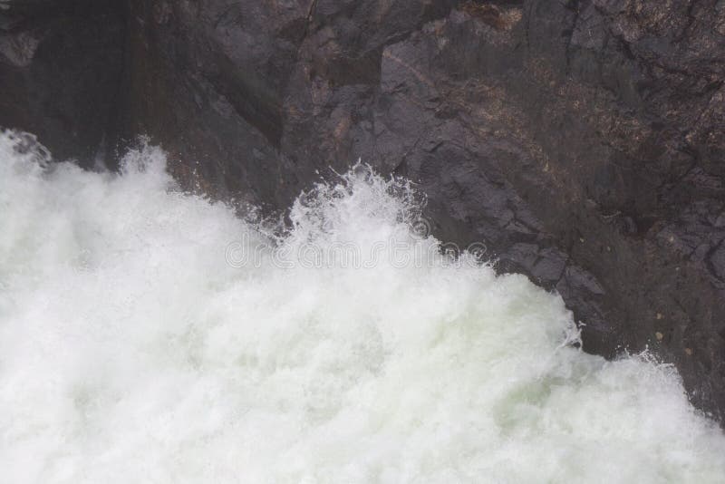 Meeslepende Rivier die Rocky Walls slaan stock fotografie Meeslepende Rivier die Rocky Walls slaan stock fotografie