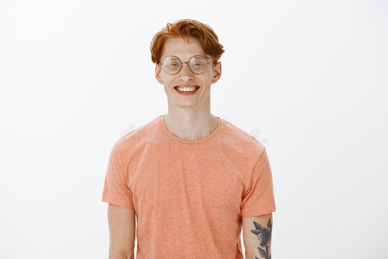 meet pleased till dig Smart attraktiv rödhårig manman med fräknar och tatueringar och att le med vänligt och lyckligt uttryck arkivbilder meet pleased till dig Smart attraktiv rödhårig manman med fräknar och tatueringar och att le med vänligt och lyckligt uttryck arkivbilder