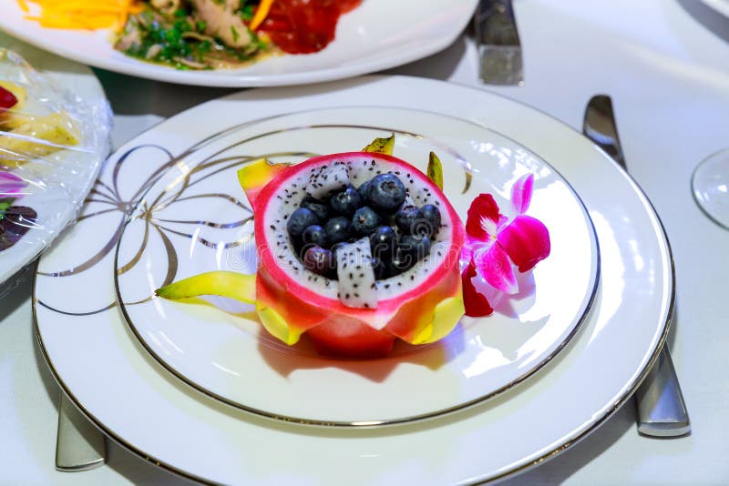 Megalanthus, Pitaya o Dragon Fruit del Selenicereus di Pitahaya Frutta servita in un piatto immagini stock libere da diritti Megalanthus, Pitaya o Dragon Fruit del Selenicereus di Pitahaya Frutta servita in un piatto immagini stock libere da diritti