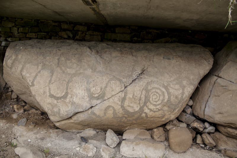 Knowth’s mound is the only one of its kind, because it has two corridors! The eastern corridor is a 34-metre-long corridor that leads to a central cuneiform chamber three apses, very similar to the Newgrange, which contains three niches, and stone bowls on which had the burned remains of the deceased. The right side, as is common in the burial tombs of the burial mounds of Ireland, is decorated with more megalithic art. On the contrary, the west corridor is 40 metres long and leads to another chamber that is not connected to the east one. This corridor ends in an indifferent chamber, which is presumed to have contained a stone niche.nnIf the Construction of the Newgrange, towards a clear declaration of intentions to what the symbol of the Triskel concerns, here in Knowth, with its two corridors, in east / west orientation, one ending with a chamber of three apses or quarters and the other concluding before a single room…. Knowth’s mound is the only one of its kind, because it has two corridors! The eastern corridor is a 34-metre-long corridor that leads to a central cuneiform chamber three apses, very similar to the Newgrange, which contains three niches, and stone bowls on which had the burned remains of the deceased. The right side, as is common in the burial tombs of the burial mounds of Ireland, is decorated with more megalithic art. On the contrary, the west corridor is 40 metres long and leads to another chamber that is not connected to the east one. This corridor ends in an indifferent chamber, which is presumed to have contained a stone niche.nnIf the Construction of the Newgrange, towards a clear declaration of intentions to what the symbol of the Triskel concerns, here in Knowth, with its two corridors, in east / west orientation, one ending with a chamber of three apses or quarters and the other concluding before a single room…