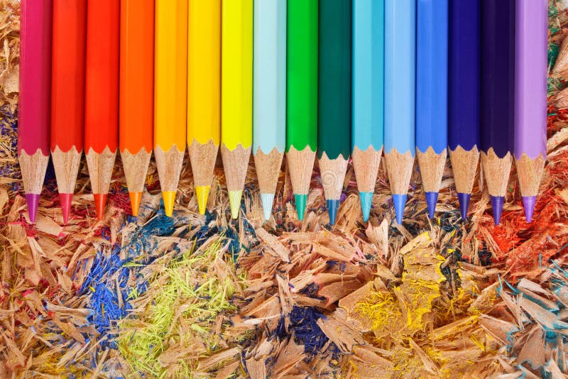Mehrfarbenbleistifte raibow auf den Schnitzeln stockfoto Mehrfarbenbleistifte raibow auf den Schnitzeln stockfoto