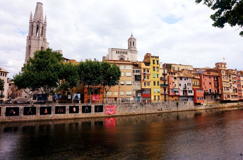 Mehrfarbige alte Häuser auf dem Damm des Flusses Onyar in der katalanischen Stadt von Girona lizenzfreie stockfotos Mehrfarbige alte Häuser auf dem Damm des Flusses Onyar in der katalanischen Stadt von Girona lizenzfreie stockfotos