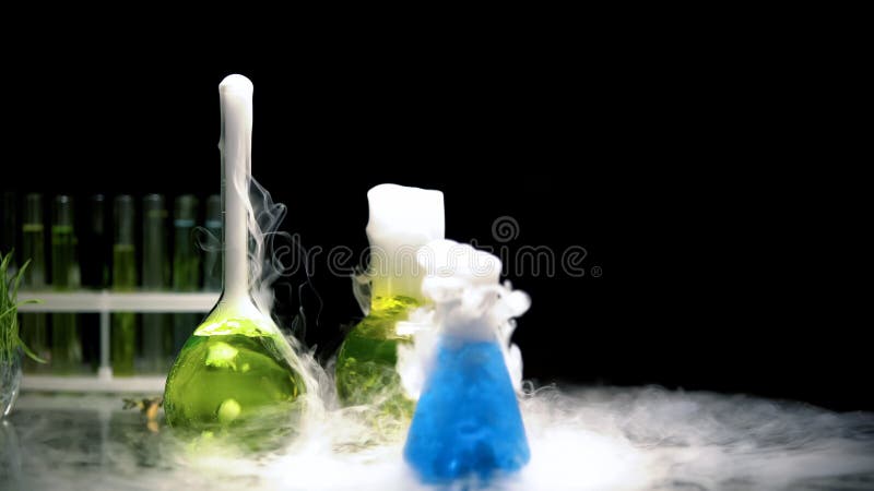 Mehrfarbige Substanzen in den Flaschen, die Rauch in der Dunkelheit, Test sprudeln und ausstrahlen