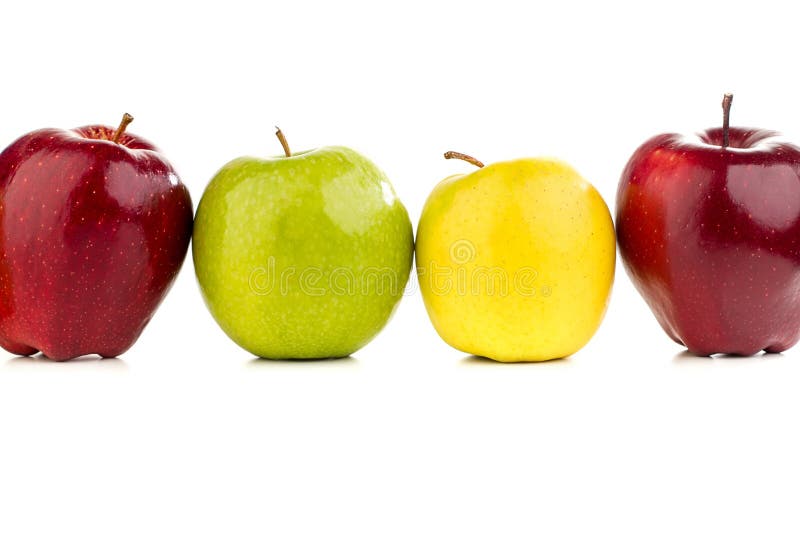Mehrfarbige Äpfel in Folge auf einer weißen Tabelle lizenzfreie stockfotografie Mehrfarbige Äpfel in Folge auf einer weißen Tabelle lizenzfreie stockfotografie