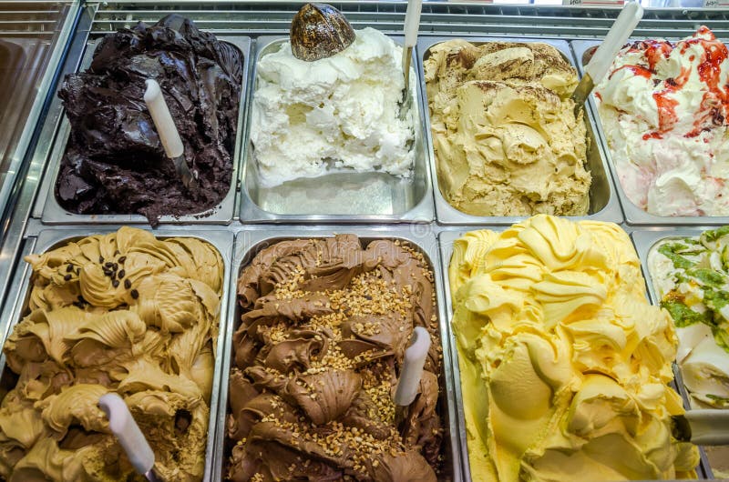 Mehrfarbiges italienisches Eiscreme gelato mit verschiedenen Fruchtaromen im Kühlschrankschaukasten des gelomania