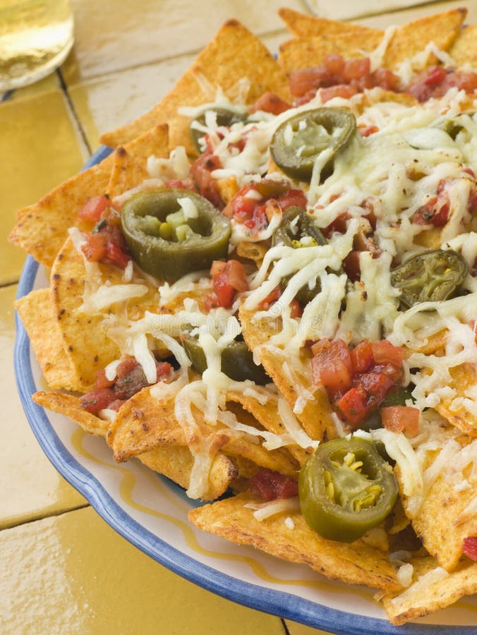 Mehrlagenplatte Von Nachos Mit Salsa-Jalapenos Und Käse Stockfoto ...