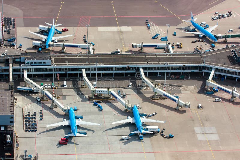 11 mei, 2011, Amsterdam, Nederland Luchtmening van Schiphol Amsterdam Luchthaven met vliegtuigen van KLM