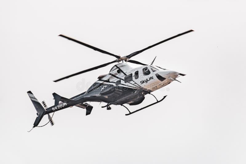 9 mei, 2019 Palo Alto/CA/de V.S. - Skylife-Luchtziekenwagen die een noodsituatievervoer op de baaigebied van San Francisco maken stock afbeelding 9 mei, 2019 Palo Alto/CA/de V.S. - Skylife-Luchtziekenwagen die een noodsituatievervoer op de baaigebied van San Francisco maken stock afbeelding