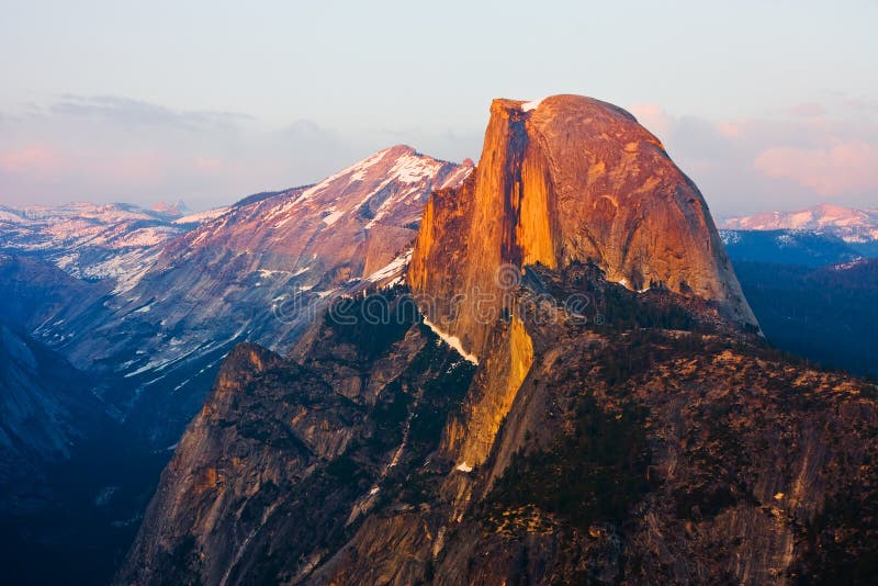 Meia abóbada no por do sol em Yosemite imagens de stock royalty free Meia abóbada no por do sol em Yosemite imagens de stock royalty free