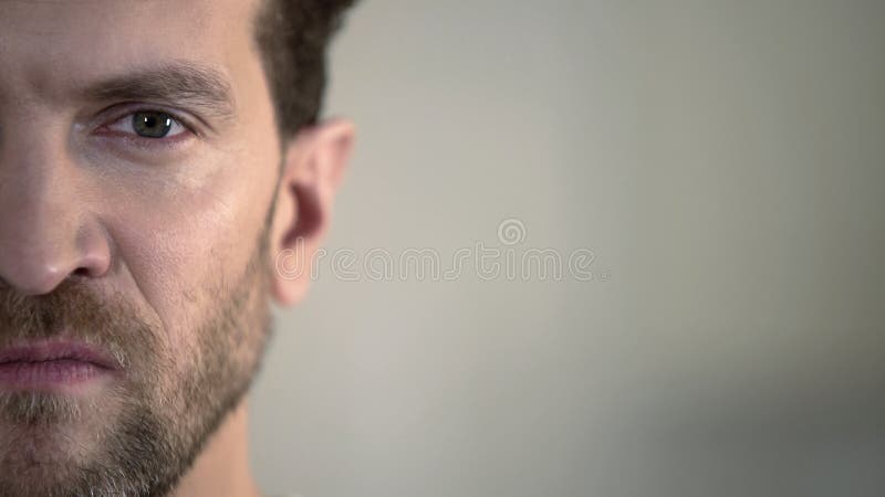 Meia cara do homem agressivo que olha com ódio na câmera, tirano doméstico foto de stock royalty free Meia cara do homem agressivo que olha com ódio na câmera, tirano doméstico foto de stock royalty free