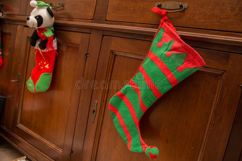 Meia do Natal que pendura em uma gaveta com fundo imagens de stock Meia do Natal que pendura em uma gaveta com fundo imagens de stock