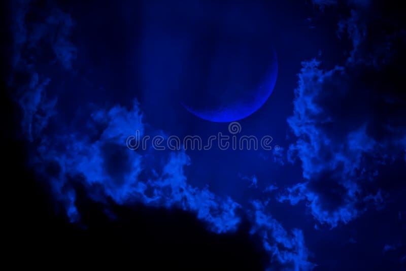Meia lua. Foto atrativa do céu noturno de fundo com meia lua nublada e brilhante fotografia de stock Meia lua. Foto atrativa do céu noturno de fundo com meia lua nublada e brilhante fotografia de stock