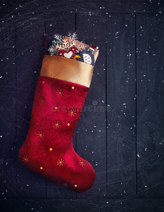 Meia vermelha com presentes de Natal imagem de stock Meia vermelha com presentes de Natal imagem de stock